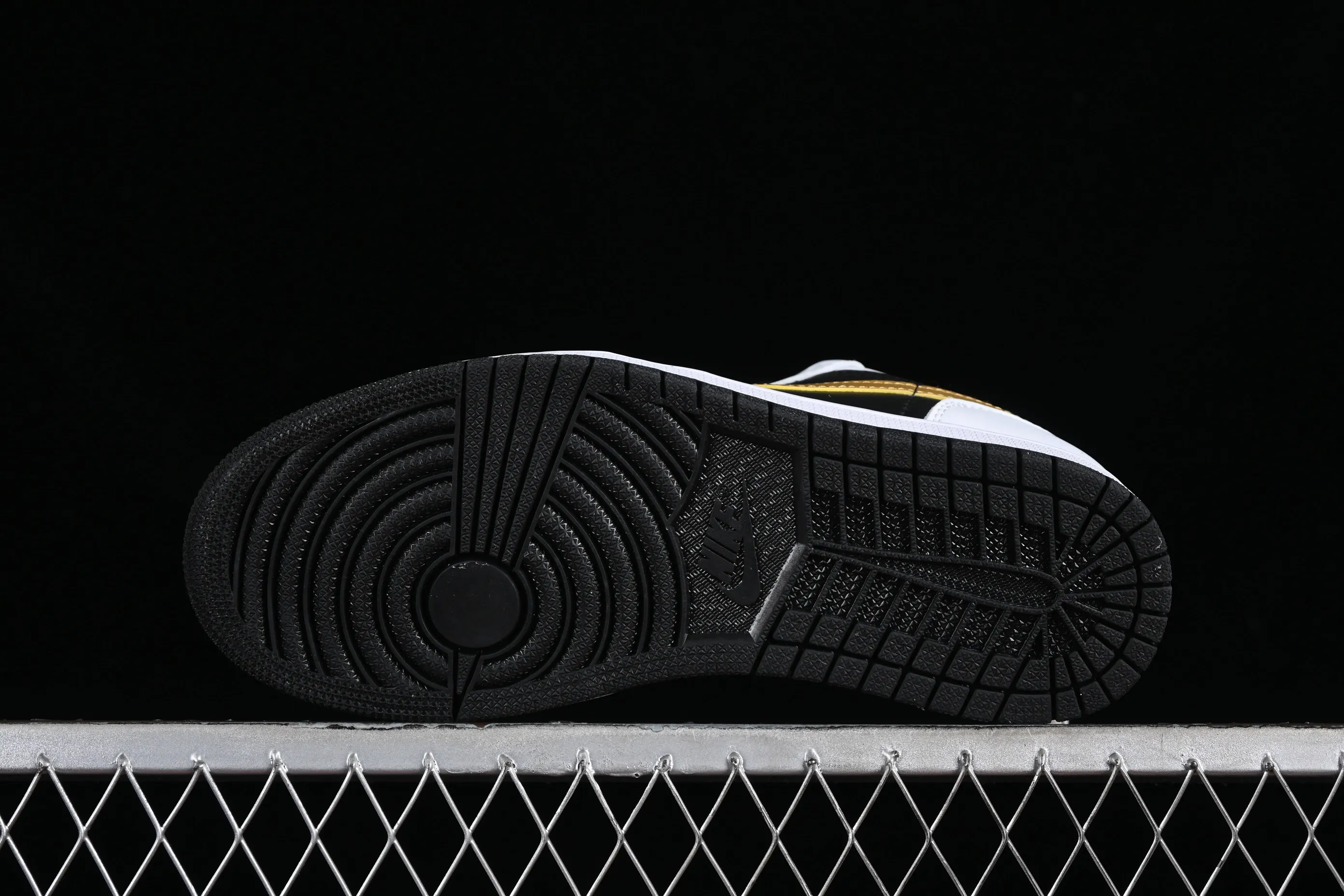 All categories Air Jordan Jordan series basketball shoes Air Jordan 1 Low Z version Air Jordan 1 Low AJ1 Joe 1 black and white gold hook low-top cultural basketball shoes 553558-172